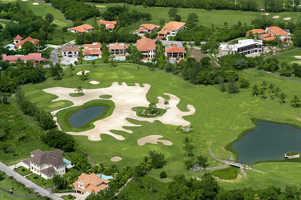 Green del campo de golf sobre el mar Caribe