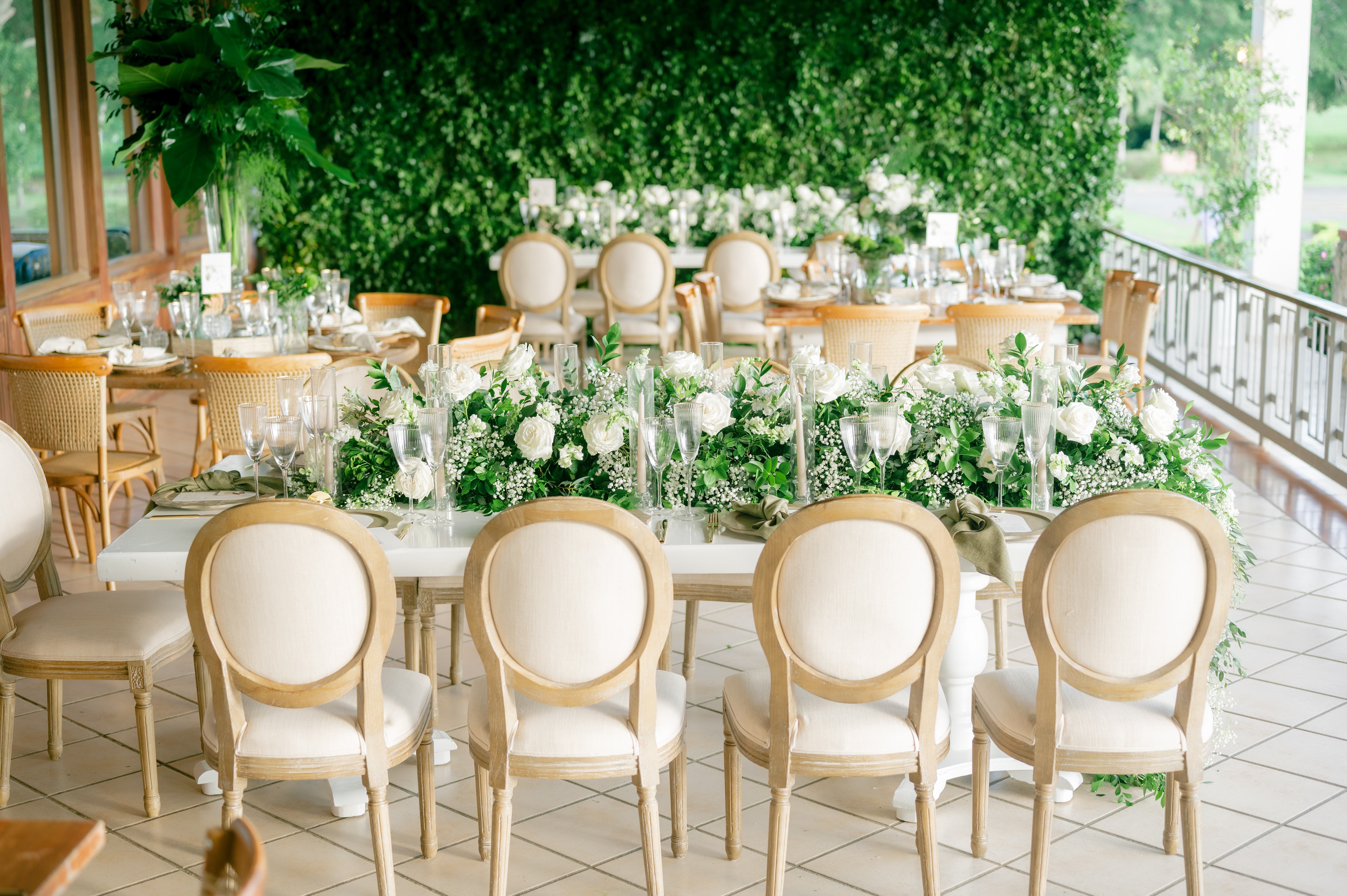 Mesas largas de banquete en un gran salón